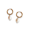 creoles perles blanches modele avec anneau dore et perle eau douce nacree mise en valeur fond blanc maia