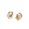 boucle d oreille fleur dore avec anneau acier dore et pendentif fleur blanche exposee sur fond blanc clotilde