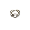 bague entrelacee fabriquee en argent a ajuster et mise en valeur sur fond blanc noelie