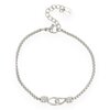 bracelet menotte Isée en acier inoxydable argenté avec petit motif central et exposé sur fond blanc