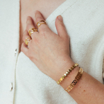 Présentation des bagues charlotte Victoire Olivia avec bracelets Hortense et noémie au poignet