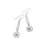 Boucles d'oreilles mariage Axelle en argent sur fond blanc