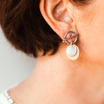 Boucles dOreilles rondes nacre argentées de couleur beige