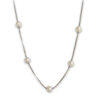Collier Perles Femme en argent exposé Chloé