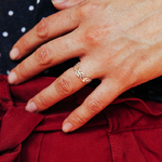 Bague Feuille Soline portée annulaire bijou vu de près