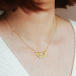 Collier Ethnique simple Adèle en plaqué or, porté en longueur longue sur décolleté