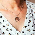 Collier Pendentif Arbre de Vie Cannelle doré porté autour du cou sur un décolleté