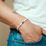 bracelet perle heishi dore blanc porte poignet droit maeva