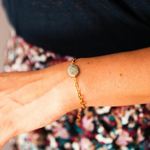 bracelet pierre naturelle dore porte poignet gauche pauline