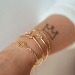 lot quatre bracelets femme dores deux chaines deux joncs portes ensemble poignet droit alix