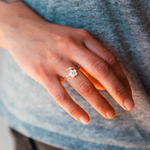 bague fleur blanche coeur rose argent portee main droite eglantine