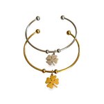 bracelets trefle deux modeles dore argente acier inoxydable mis en valeur fond blanc esther