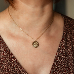 collier pendentif medaille recto avec motif signe astrologique sagittaire en relief porte