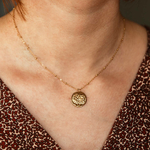 collier pendentif medaille martelee avec motif relief symbolisant le signe astrologique gemeaux porte