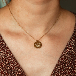 collier pendentif medaille frappee avec un taureau symbolisant le signe astrologique porte