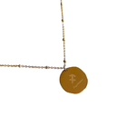 collier medaille lisse au dos avec signe astrologique sagittaire ecrit mis en valeur fond blanc
