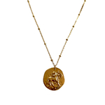 collier medaillon motif relief representant le signe astrologique sagittaire sur fond blanc