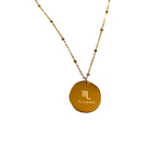 collier medaillon lisse au dos avec le signe astrologique scorpion ecrit mis en valeur fond blanc