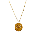 collier medaille frappee avec un crabe symbolisant le signe astrologique cancer mis en valeur fond blanc