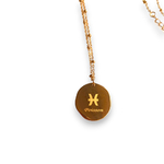 collier medaillon lisse au dos avec le signe astrologique poissons ecrit mis en valeur fond blanc