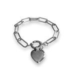 bracelet et son coeur grave protect me argente sur chaine a maillons trombone expose fond blanc emilie