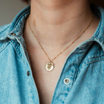 collier vierge medaille en relief avec motif femme representant le signe astrologique vierge porte