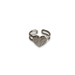bague-coeur-texturee-deux-anneaux-couleur-argentee-mise-en-valeur-fond-blanc-romy
