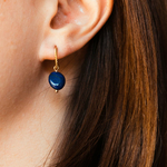 boucles d oreilles bleues pierre lapis lazuli sur monture doree portee oreille gauche sarah