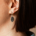 boucles d oreilles argentees martelees pendentif piece ovale avec anneau forme trombone portes profil gauche julia