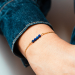 bracelet pierres bleues avec fine chaine en acier inoxydable dore porte poignet droit tess