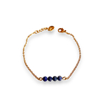 bracelet quatre pierres bleues lapis lazuli avec chaine fine en acier inoxydable dore mis en valeur fond blanc tess