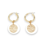 boucles d oreilles rondes creoles dorees et deux pieces pendentifs exposees fond blanc calista