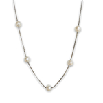 collier douze perles femme reparties sur chaine couleur argent et mis en valeur sur fond blanc chloe