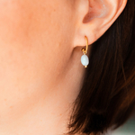 boucles d oreilles pierre anneau ouvert dore et tresse avec pierre calcedoine blanche portee oreille gauche fantine