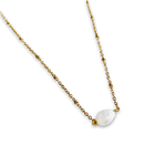 collier pierre de lune avec chaine doree finement perlee mis en valeur fond blanc yaelle