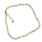 collier grosse maille dorees simple expose fond blanc lila