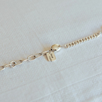 bracelet tendance femme avec deux tailles de maillons avec breloque argentee et pendentif bonne chance expose maelle