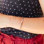 bracelet jonc torsade avec perle a chaque extremite porte poignet gauche charlie