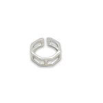 bague minimaliste et graphique ajustable en argent exposee sur fond blanc elena