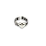 bague coeur avec anneau large strie et coeur argente au milieu exposee fond blanc sofia