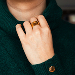 bague medaille large et polie doree avec petite piece texturee en pendentif portee index gauche et main a la verticale perrine