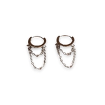 boucles d oreilles chainette plaquees argent creoles avec fermoir cliquet et deux fines chaines mises en valeur sur fond blanc gabrielle