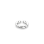 bague croisee simple et ouverte avec trois anneaux entrelaces exposee fond blanc elia