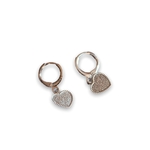 boucles d oreilles coeur argentees petites creoles et pendentif martele en forme de coeur exposees fond blanc victorine