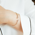 bracelet jonc pour femme plaque argent avec petite boule argentee a chaque extremite et porte poignet gauche alice