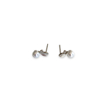 boucles d oreilles de la parure en argent emma avec perle de nacre et deux petites feuilles argentees mises en valeur sur fond blanc