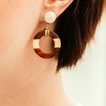 boucles d oreilles rondes et plates avec anneau en resine marron et beige portees oreille gauche flavie
