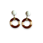 boucles d oreilles rondes plates en resine et acier inoxydable beige et marron exposees sur fond blanc flavie