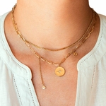 collier double dore avec pendentif medaille et chaines differentes porte claire