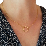 collier anneau plaque or avec chaine et pendentif cercle creux porte lison